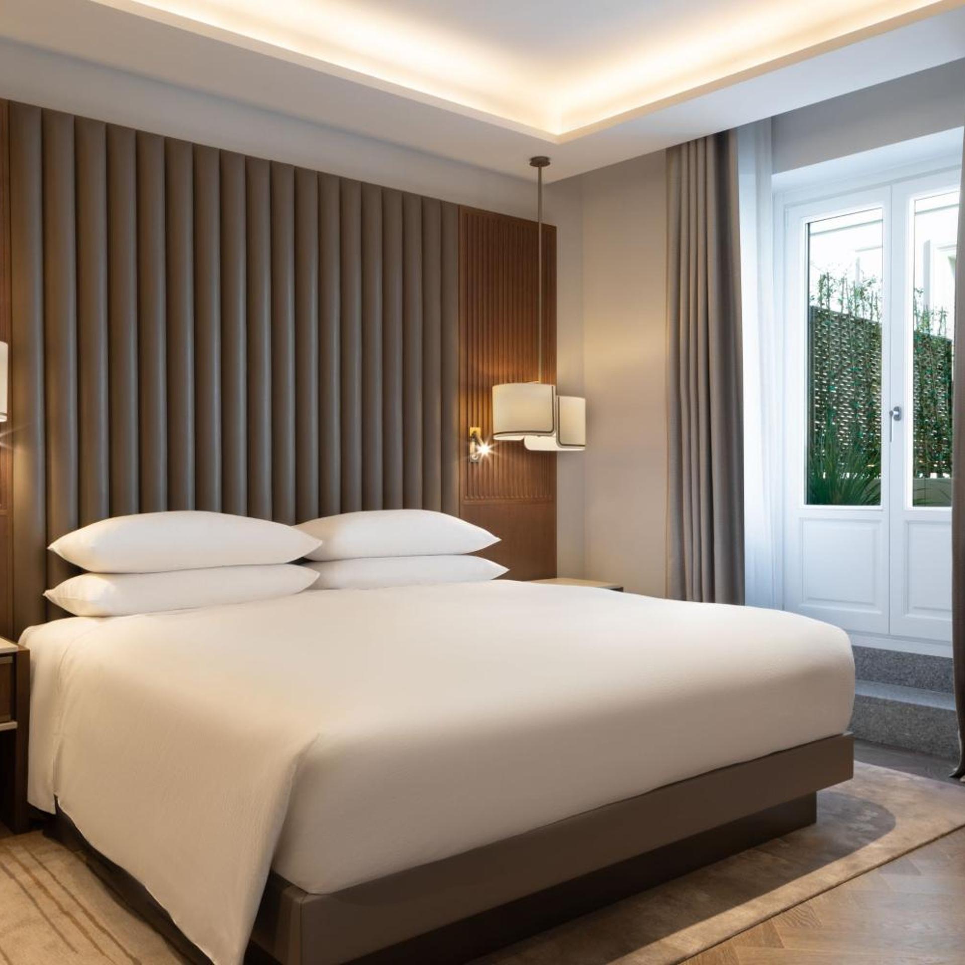 Junior Suite, King Bed, Skyline View, Balcony