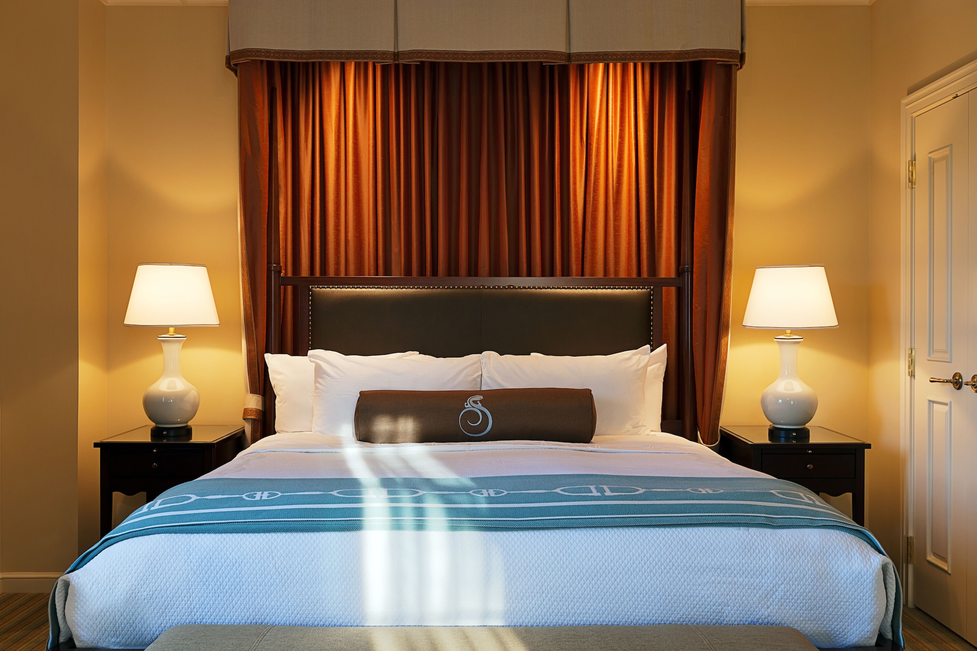 غرفة بسرير كينج بشرفة، Salamander Resort And Spa 2/3