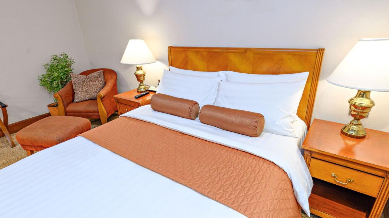 MCollection - Ortigas CBD Near Business & Shopping Hubs 12/49