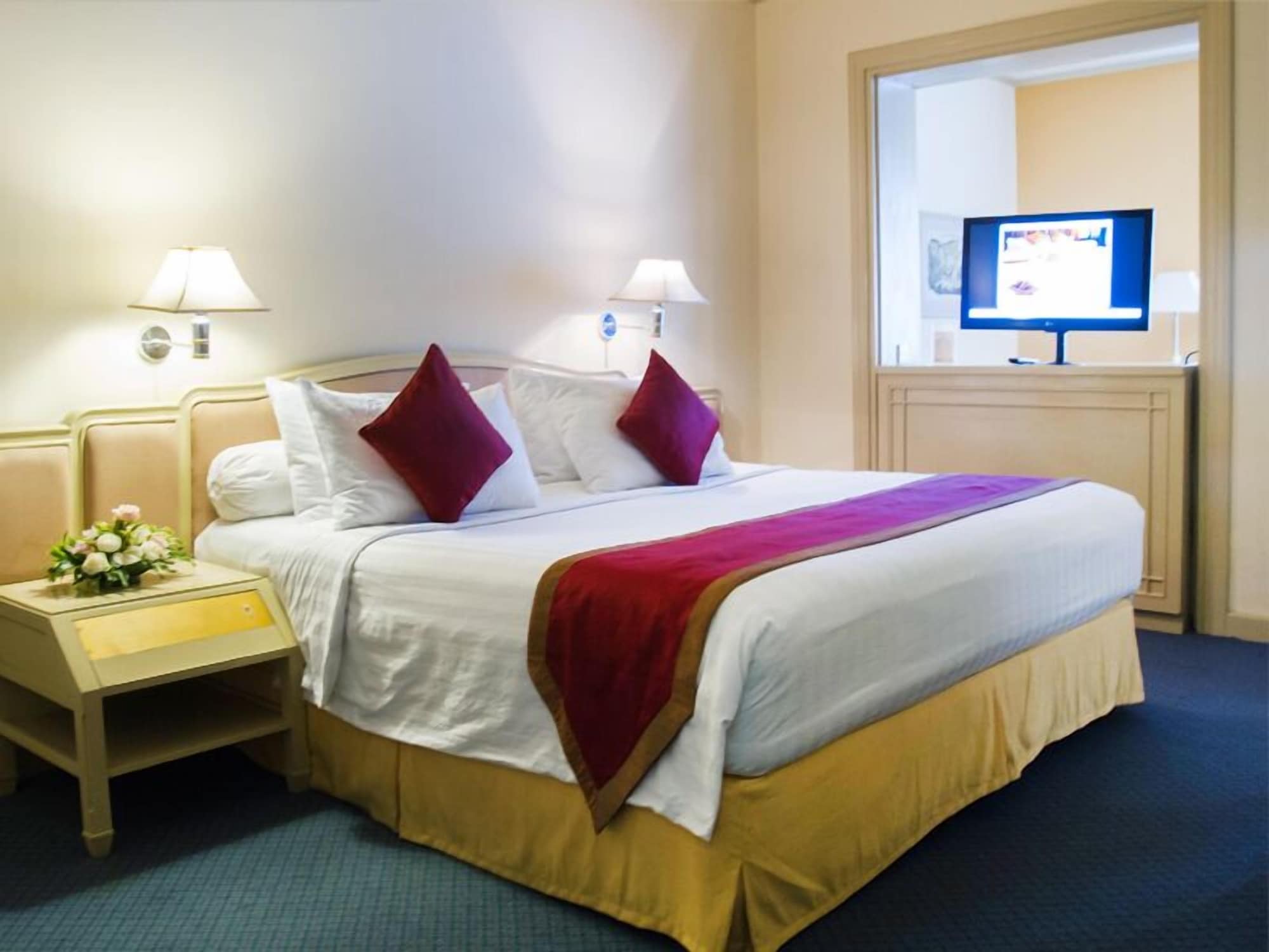 EXECUTIVE, KING BED