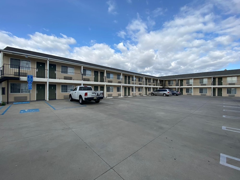 Colonial Motel 9/42