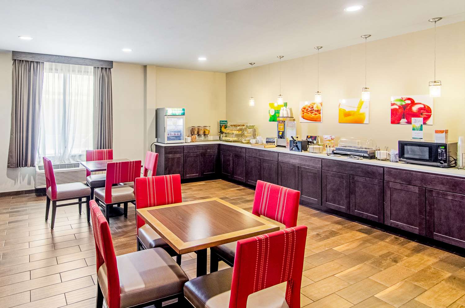 Quality Inn and Suites Near Tanger Outlet Mall 17/22