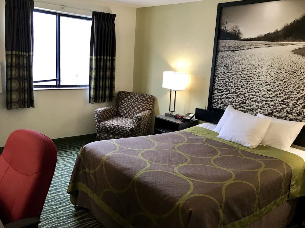 Super 8 By Wyndham Independence Kansas City 24/55