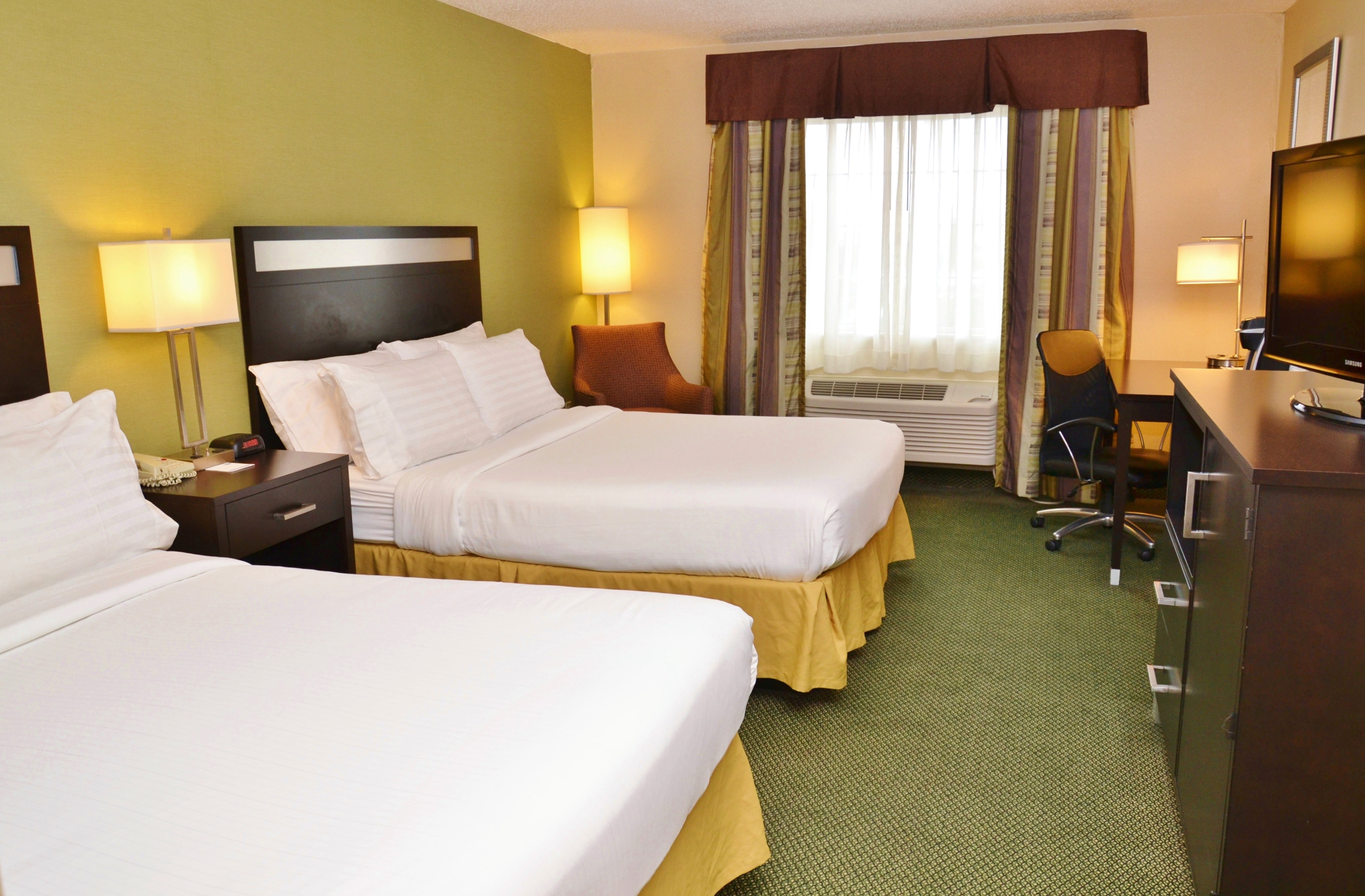 Holiday Inn Express Suites Center Township 19/78