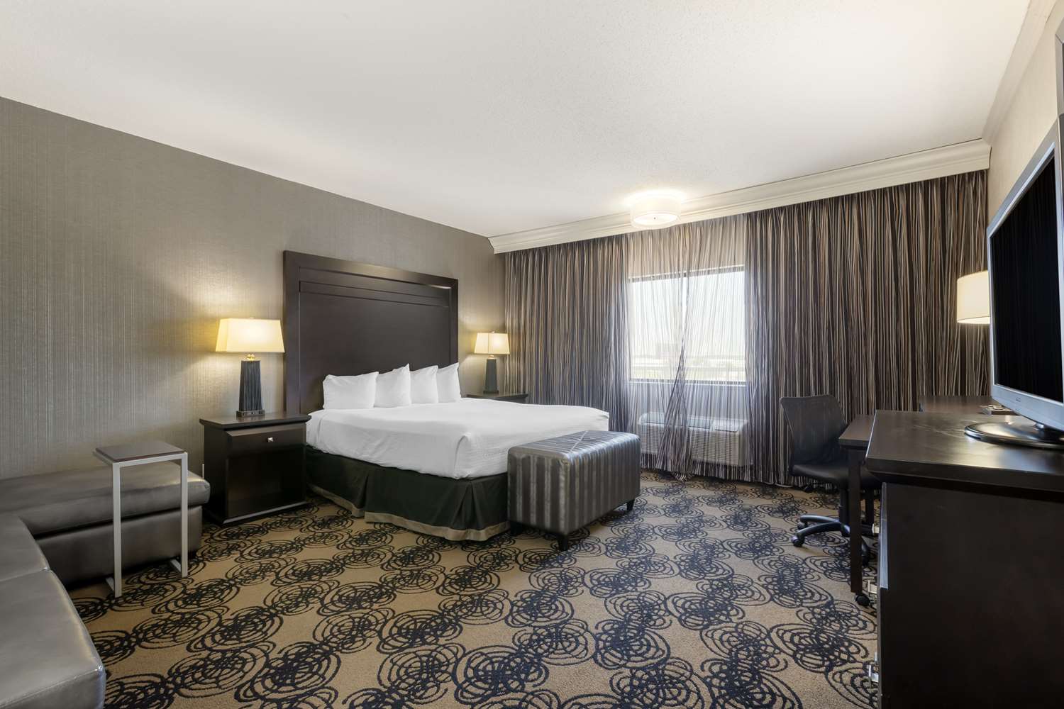 غرفة بسرير كينج مع أريكة، Best Western Plus Midwest Inn 3/4