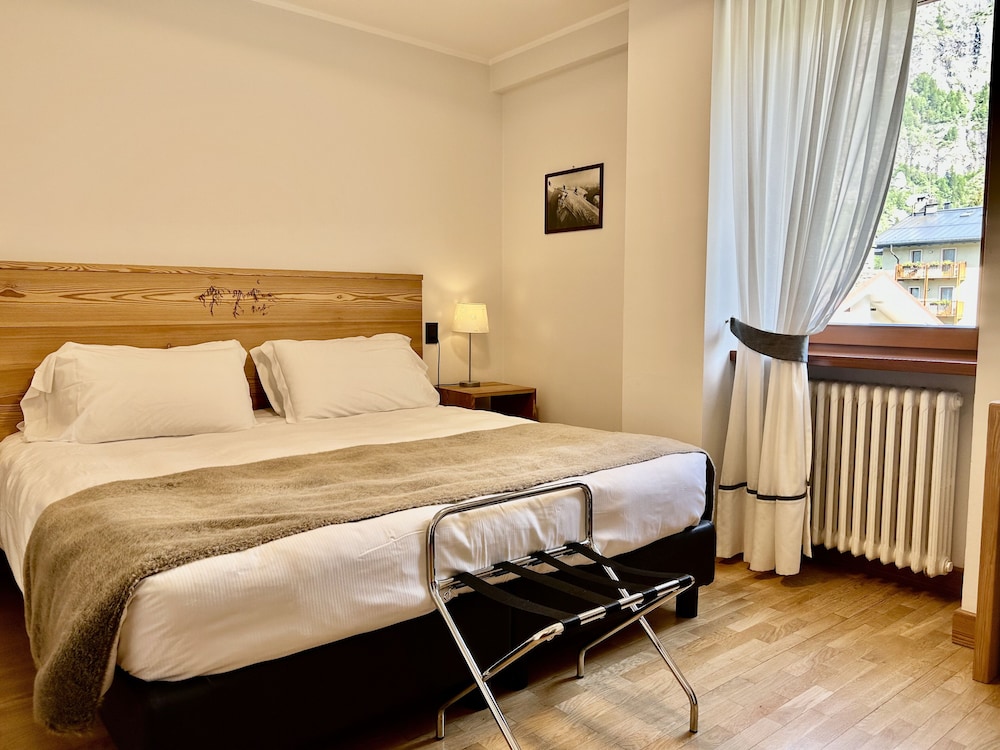 ROOM, DOUBLE OR TWIN BED
