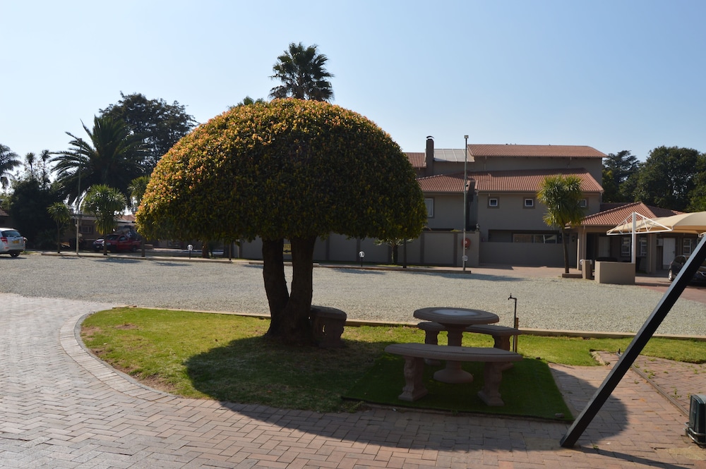 Airport Gardens Boutique Hotel 57/68