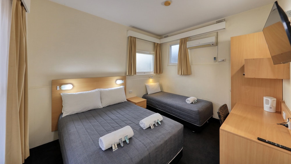 COWRA MOTOR INN 37/65