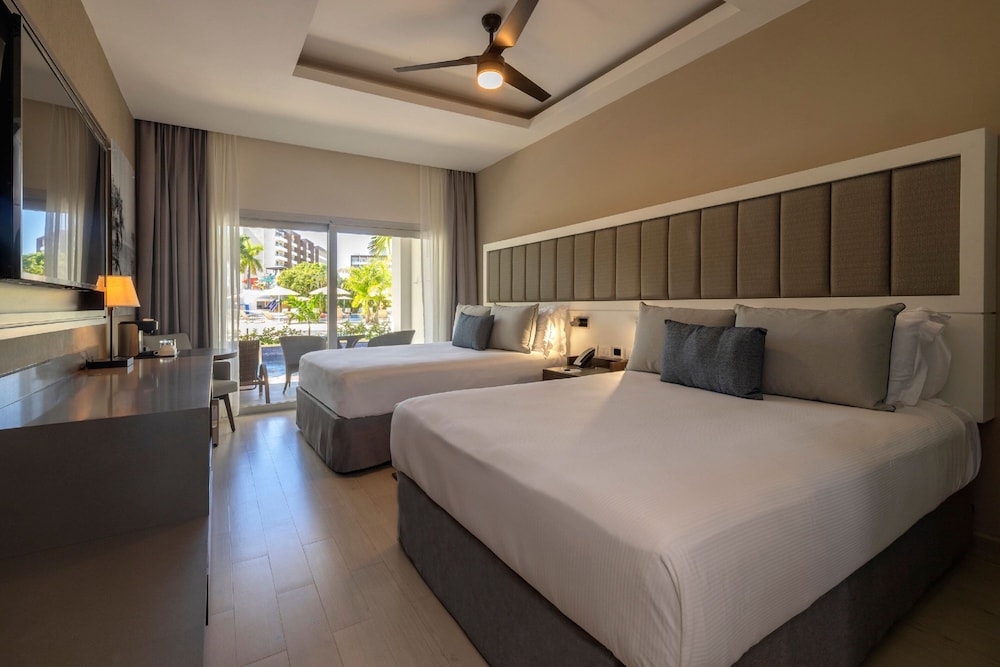 2 Bedrooms, Diamond Club, Presidential, Swim Out, Luxury, Suite, 1 King and 2 Queen Beds, Pool View, Sofa, Hot Tub