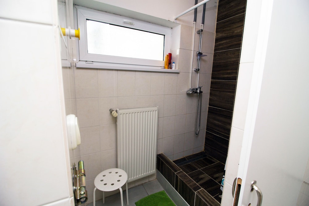 Nitra Glycerin Hostel 33/35