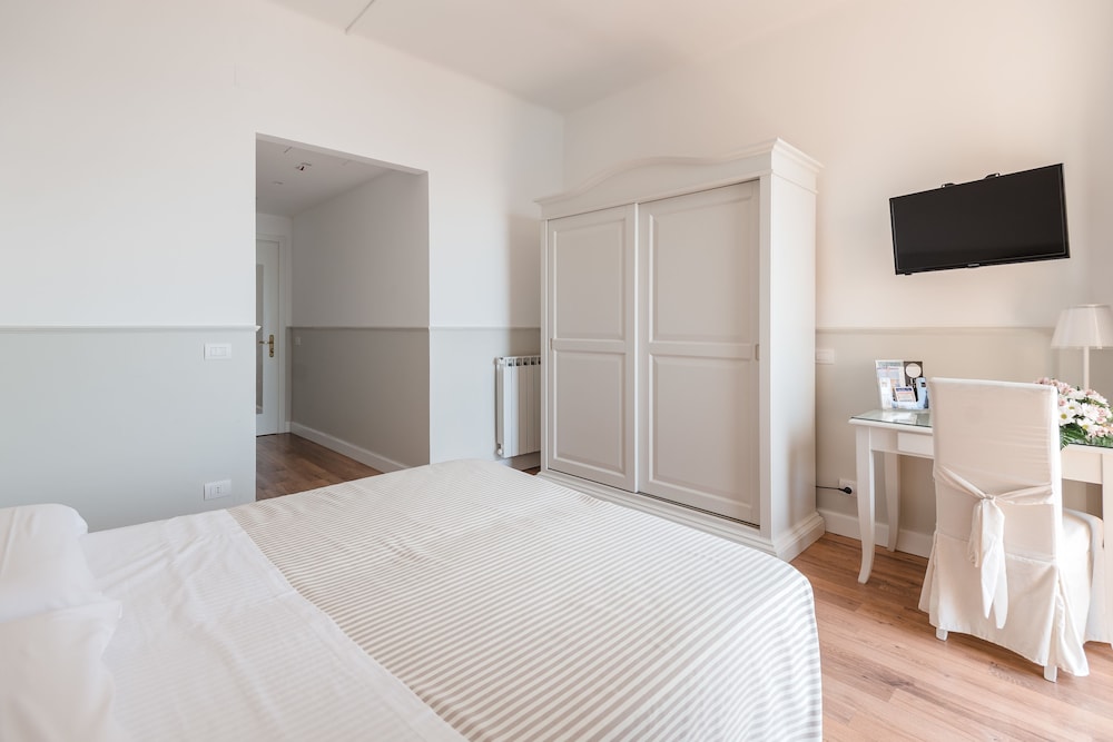 ROOM, QUADRUPLE, PARTIAL SEA VIEW