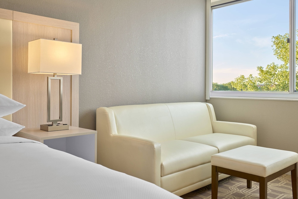 Delta Hotels by Marriott Chicago Willowbrook 17/35