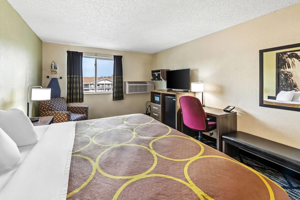 Super 8 By Wyndham Independence Kansas City 27/55