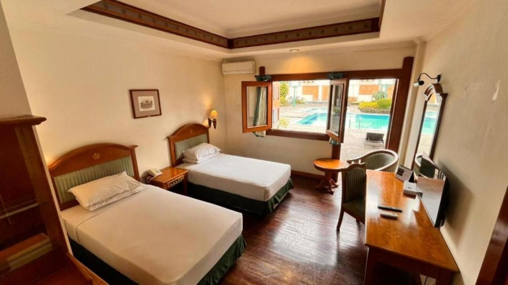 Deluxe, Double or Twin Bed, Pool Access