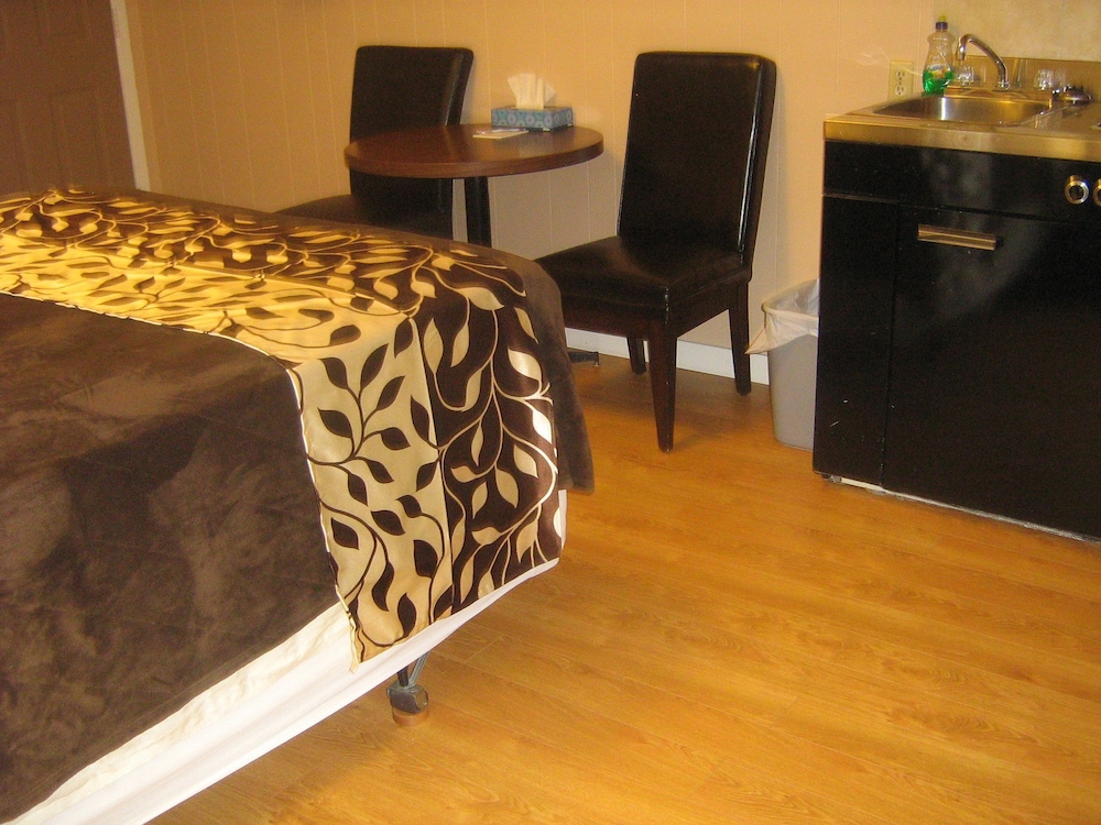 Parkway Motel & European Lodges 30/64