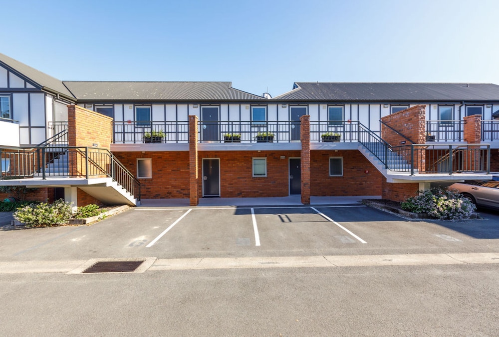 CHELSEA PARK MOTOR LODGE 57/66