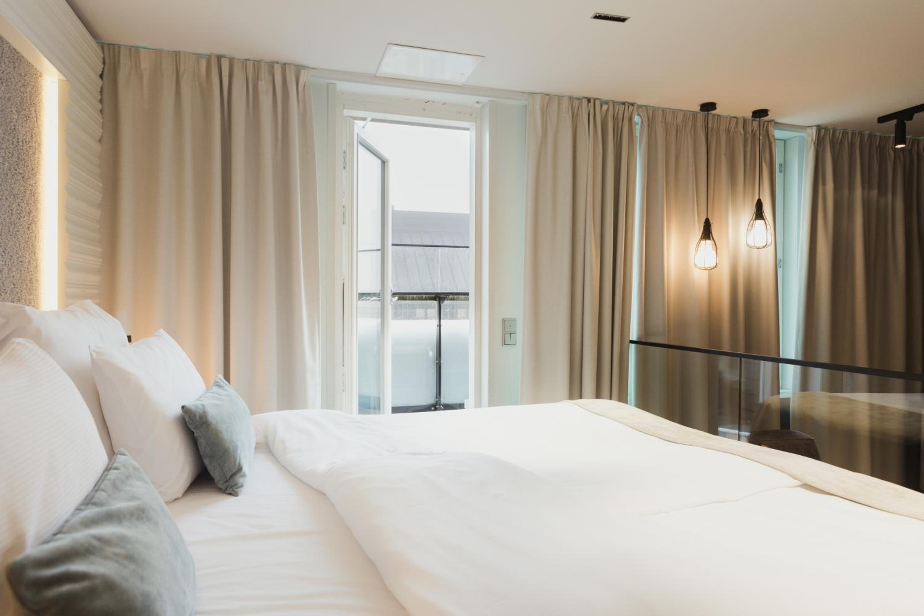 Sky, Studio, Queen Bed, Balcony