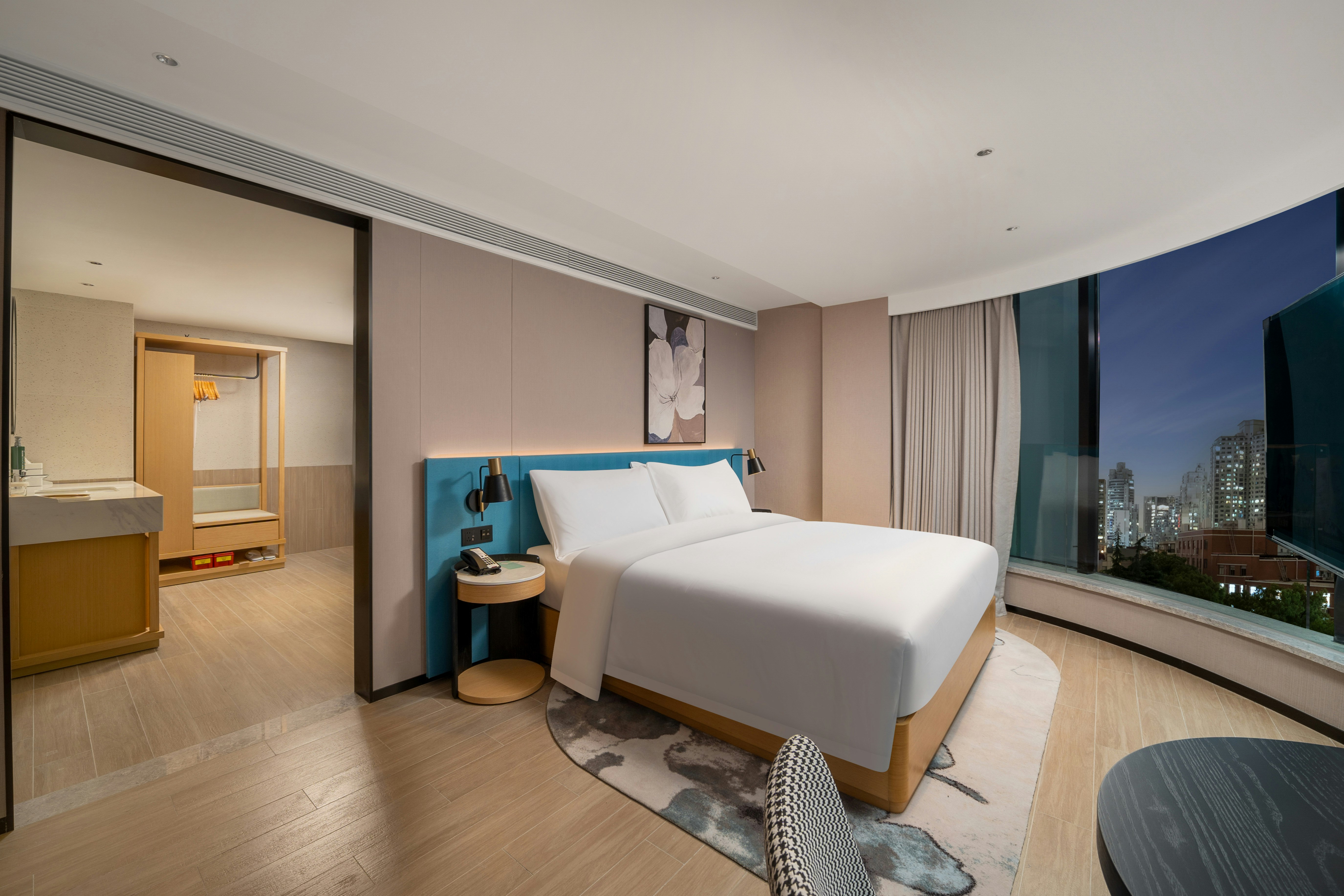 DELUXE, KING BED