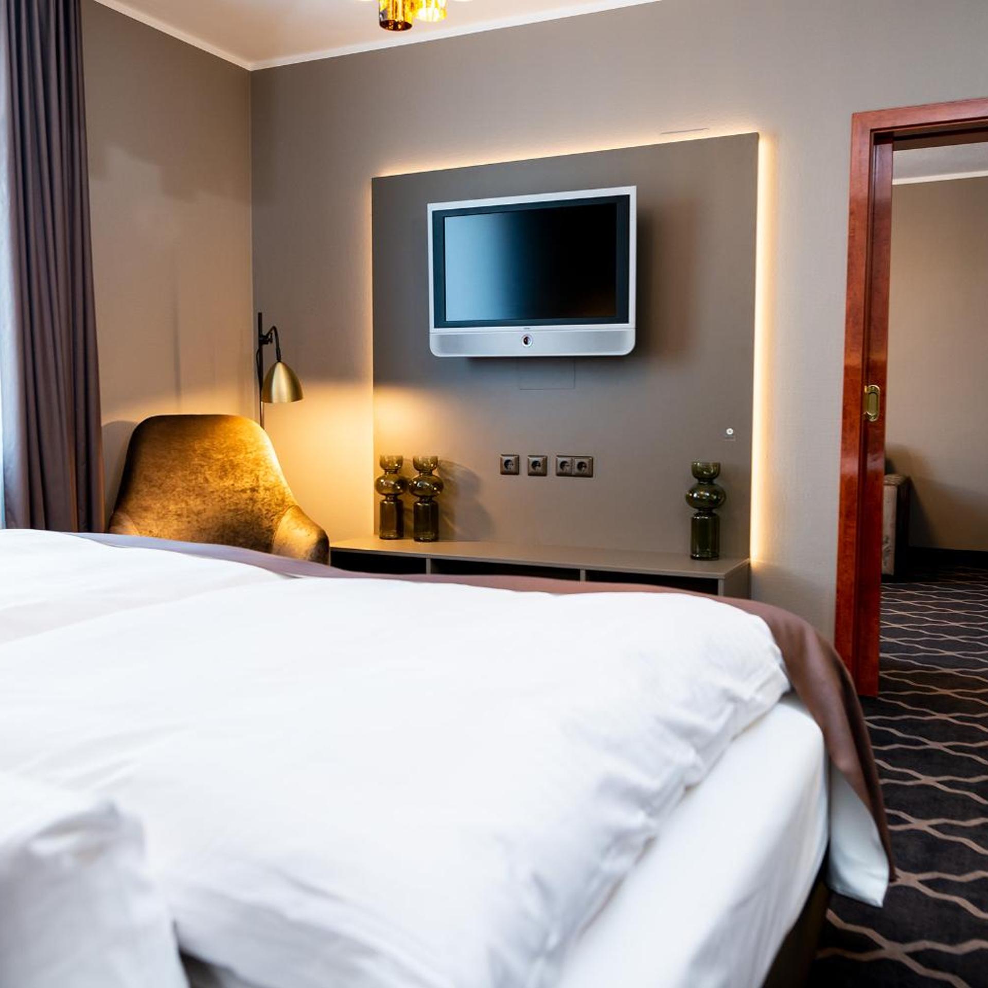جناح، Hotel Kaiserhof 2/10