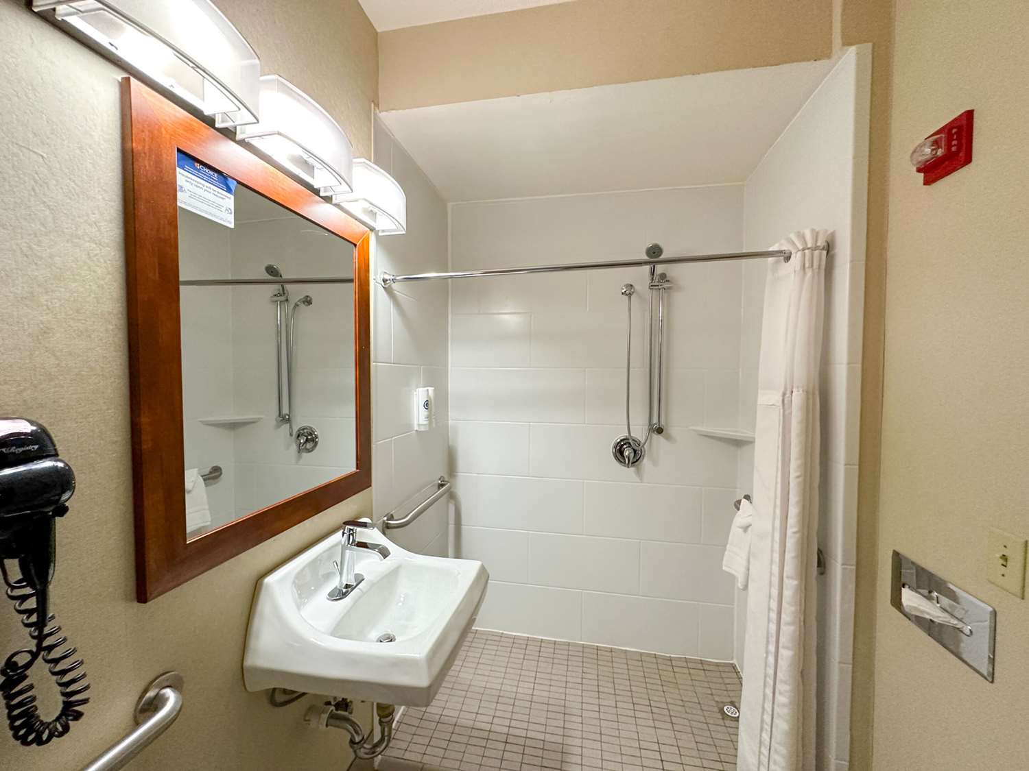 Country Inn & Suites by Radisson, Rock Falls, IL 17/18
