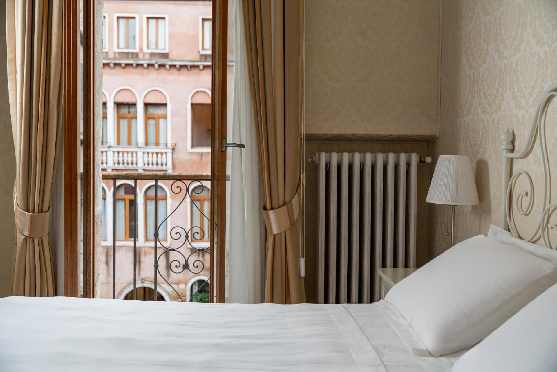 شقة بإطلالة على القناة بغرفتي نوم في الملحق، Hotel Montecarlo 5/9
