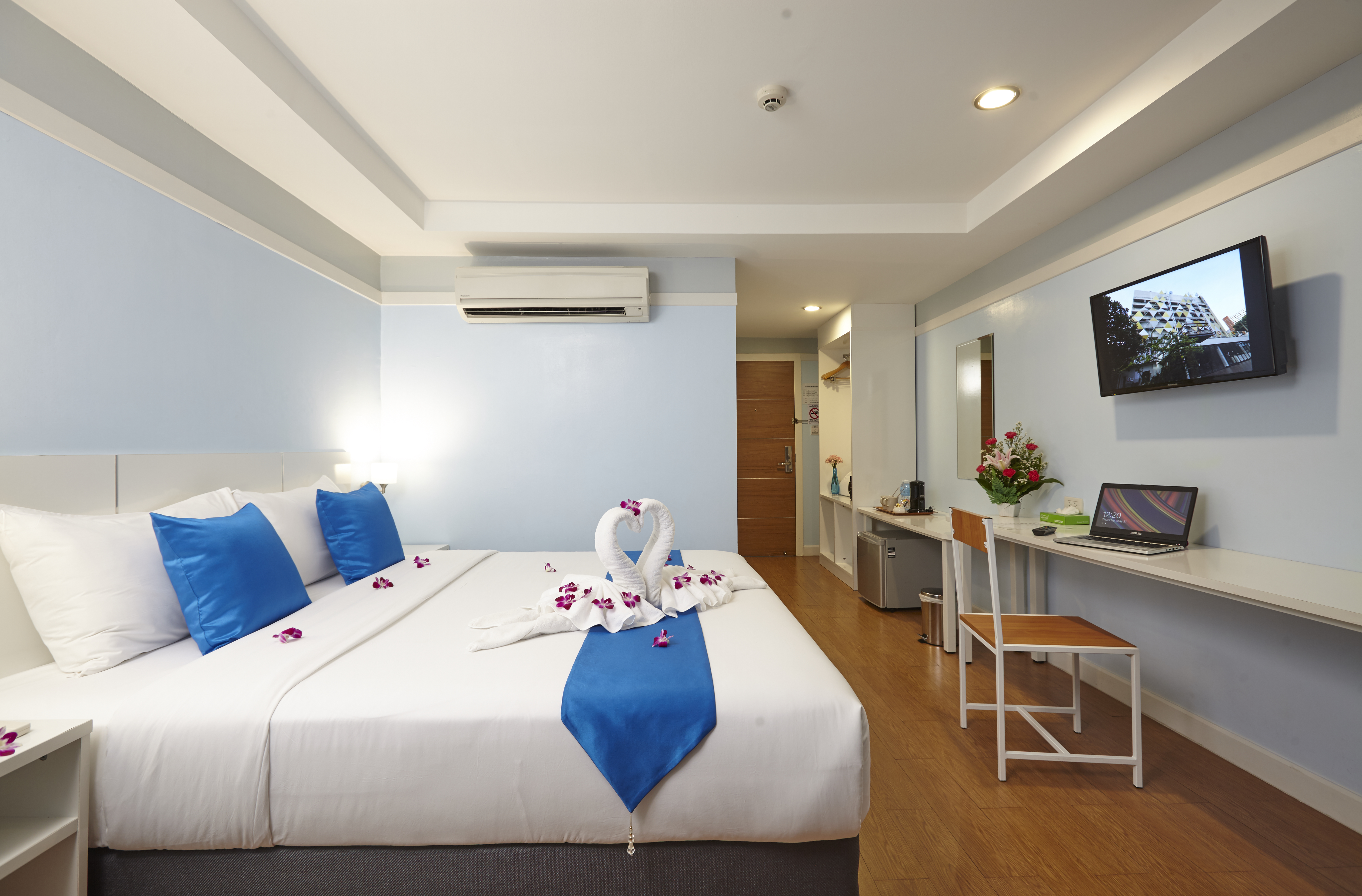 Deluxe, Double or Twin Bed