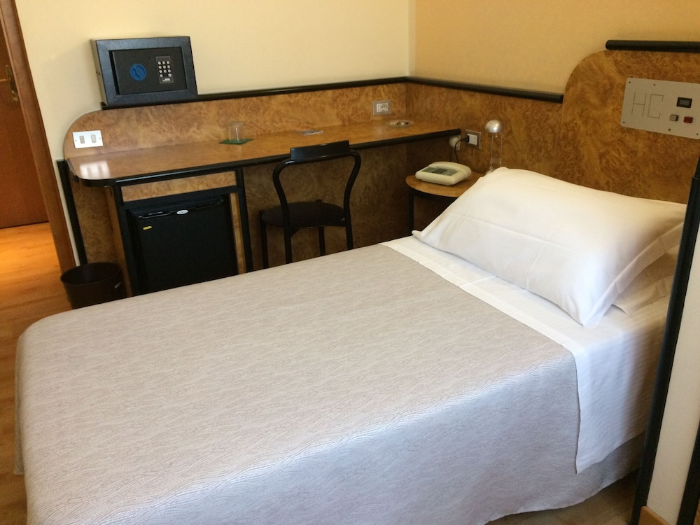 Cristina Hotel 7/40