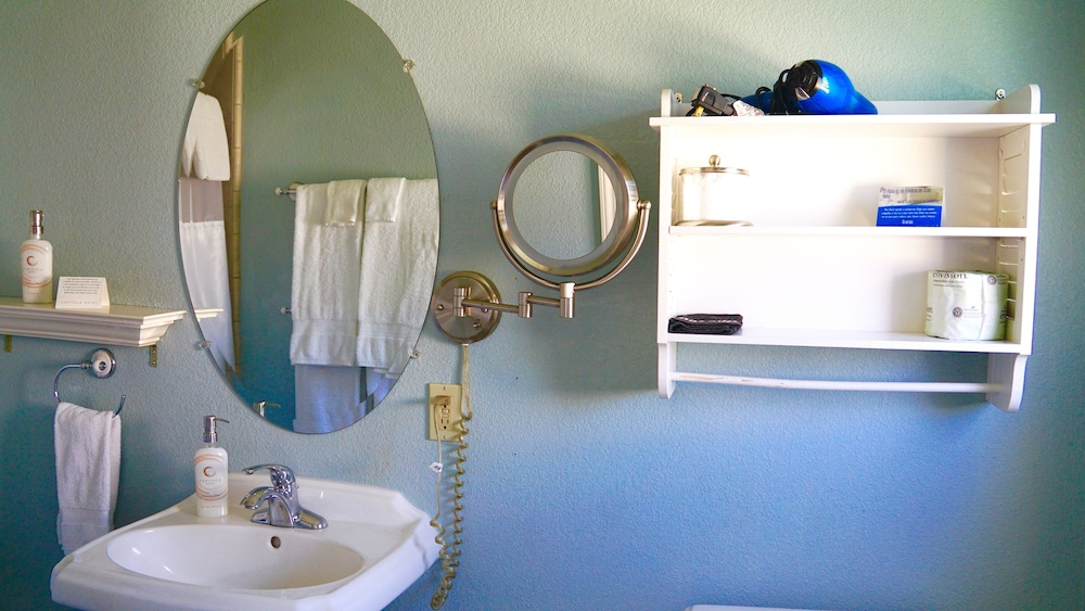 Capitola Hotel 44/50