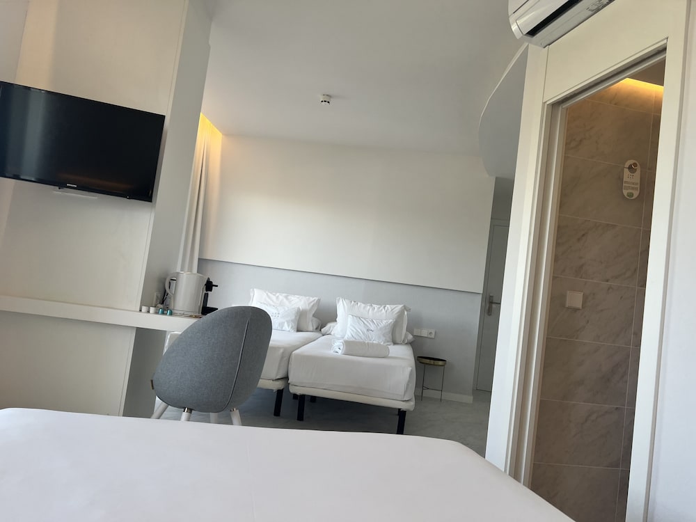 غرفة متصلة كومفورت عائلية بسريرين مزدوجين بإطلالة على المسبح بشرفة، Hotel Aromar 3/8