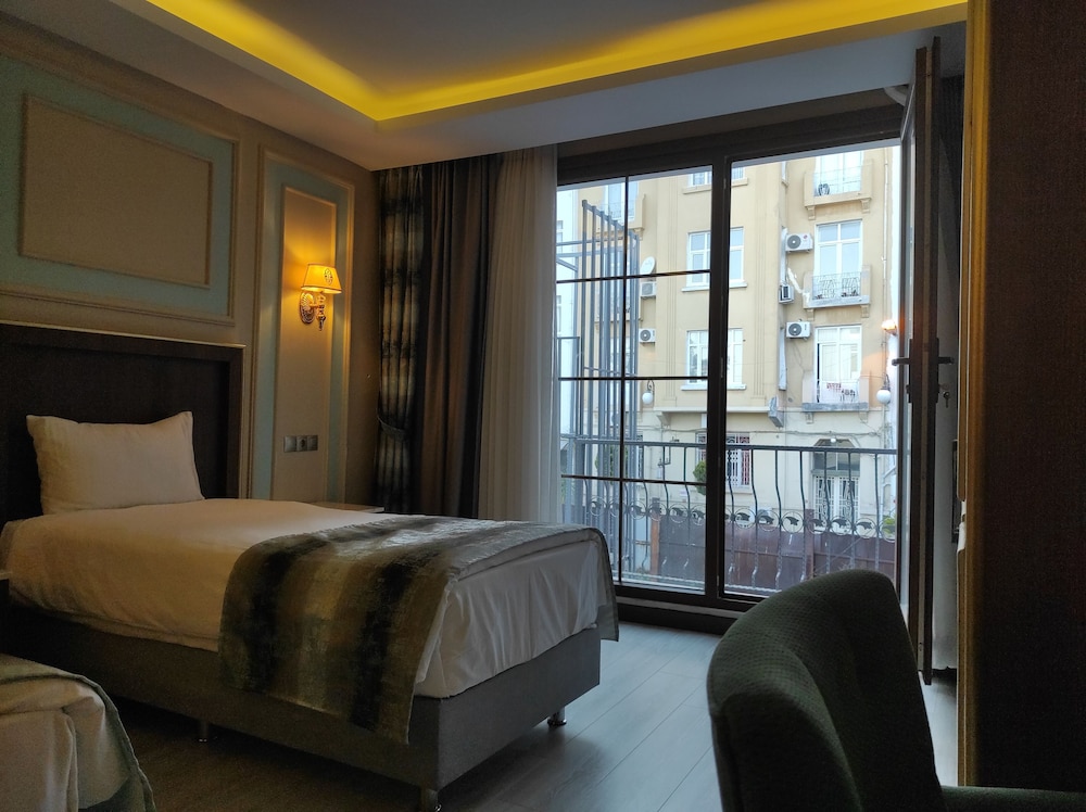 Magnaura House Hotel 39/53
