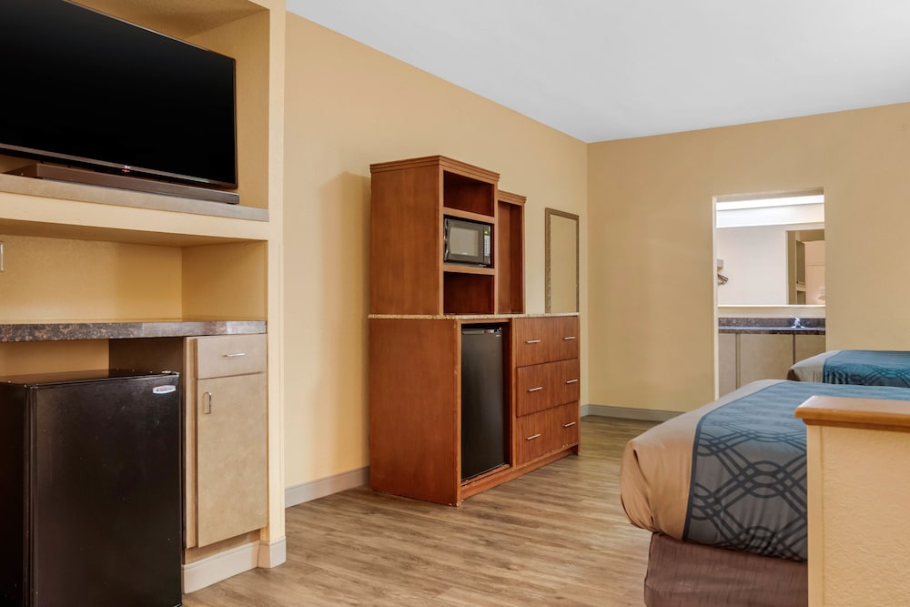 Econo Lodge Inn & Suites Foley-North Gulf Shores 30/40