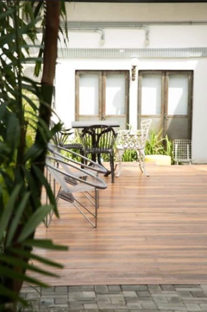 GUEST URBAN HOTEL 48/56
