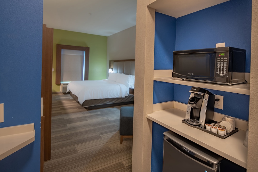 Holiday Inn Express Suites N Waco Area West 27/51