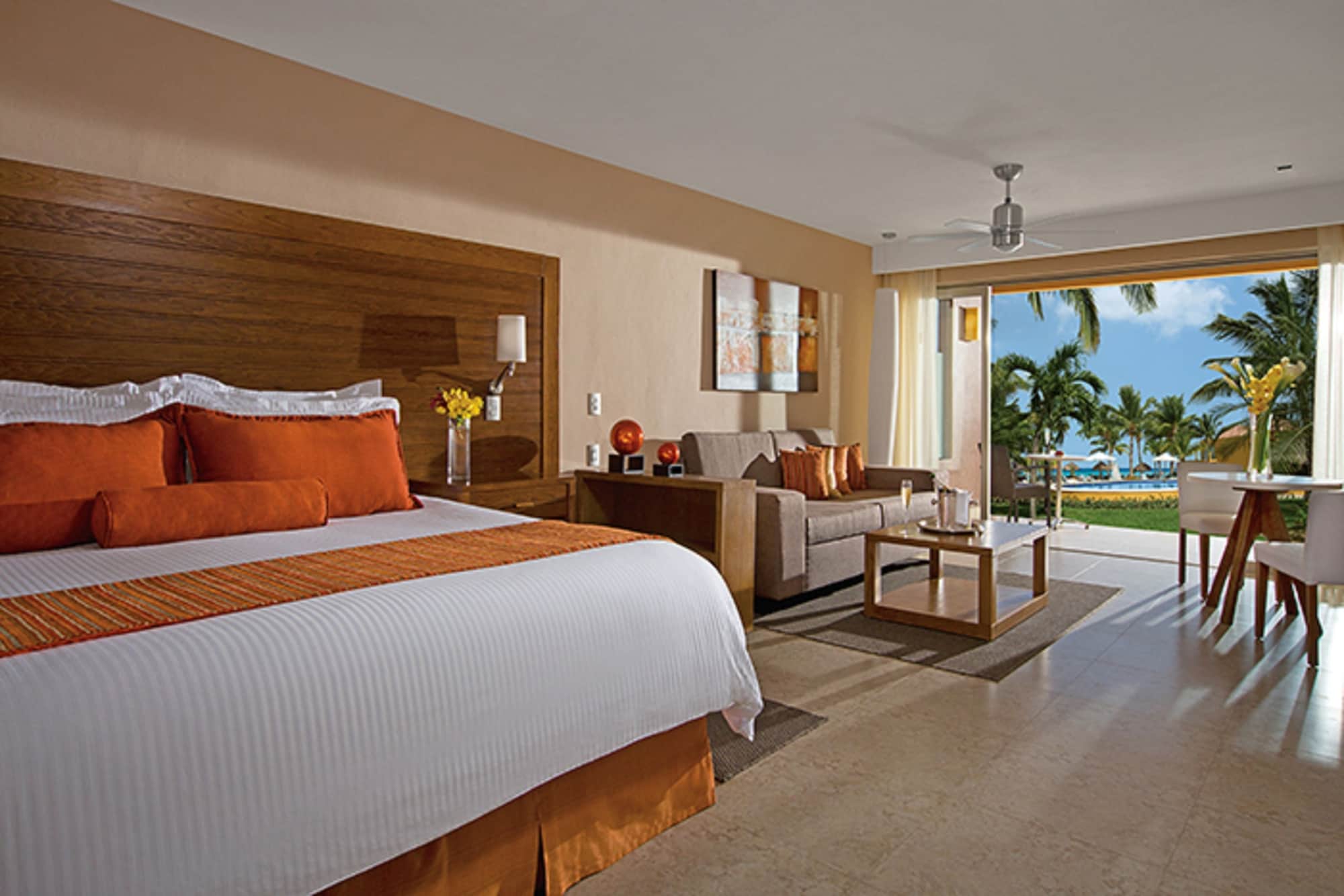 Preferred Club, Junior Suite, King Bed, Pool View