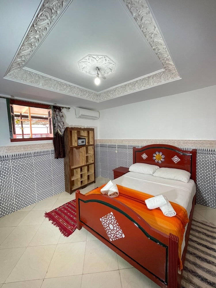 ROOM, DOUBLE BED