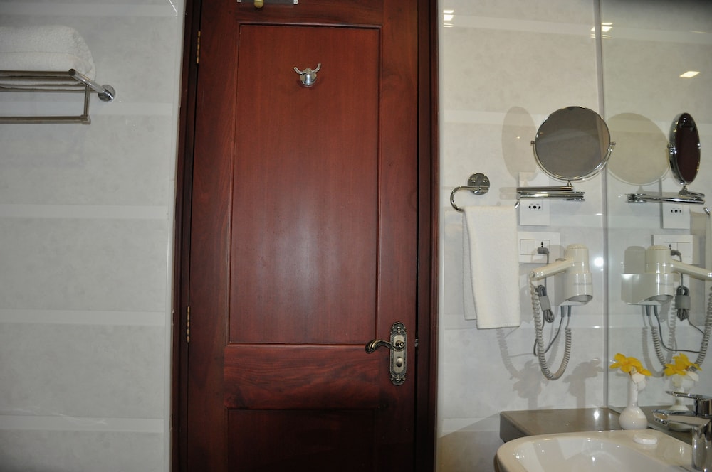 Lake Palace Hotel Trivandrum 43/44