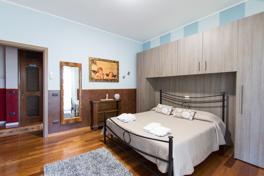 STANDARD, TRIPLE, SHARED BATHROOM