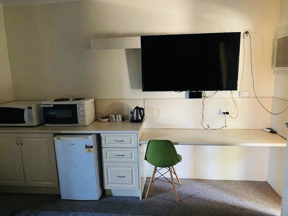 INLAND OASIS MOTEL 58/68