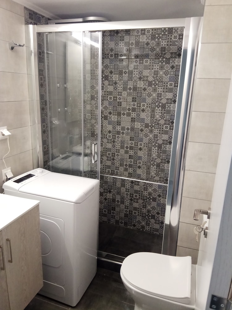 Grandma Vasiliki Rooms To Let 53/55