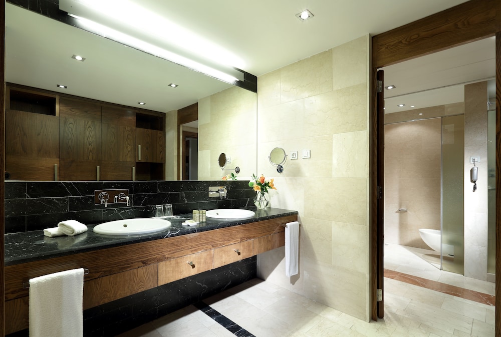 جناح ديلوكس ثلاثي بسرير كينج وسرير فردي، Eurostars Suites Mirasierra 7/7