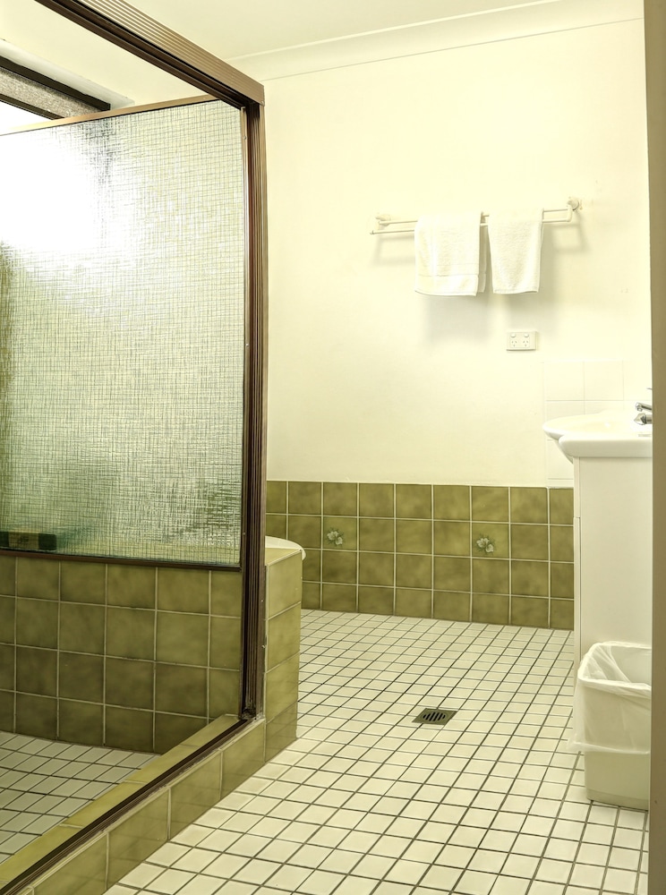 CALICO COURT MOTEL 12/15