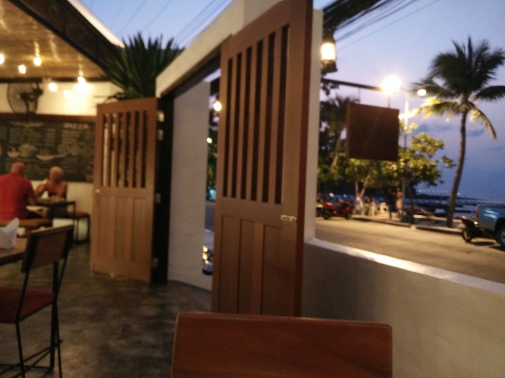 The Front Hotel And Apartment 58/76