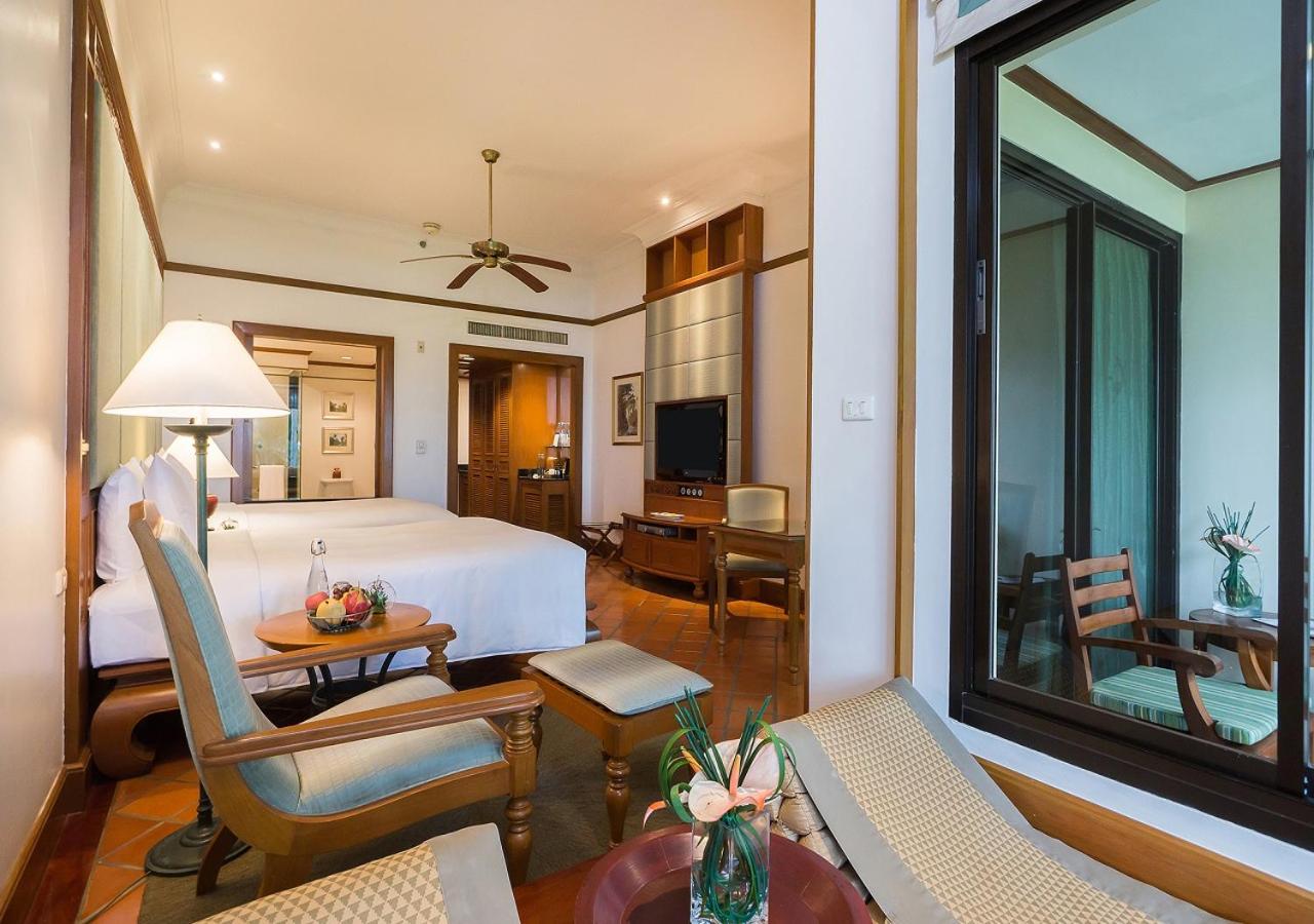 Garden, Sea, Guest Room, Deluxe, King Bed, Partial Sea View
