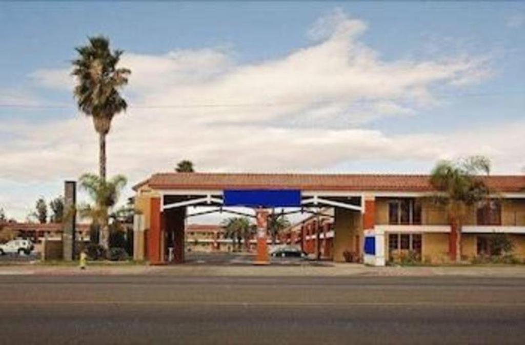 Days Inn By Wyndham Hemet thumb 2
