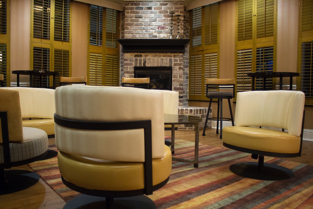 Holiday Inn Express Savannah Historic District 51/74