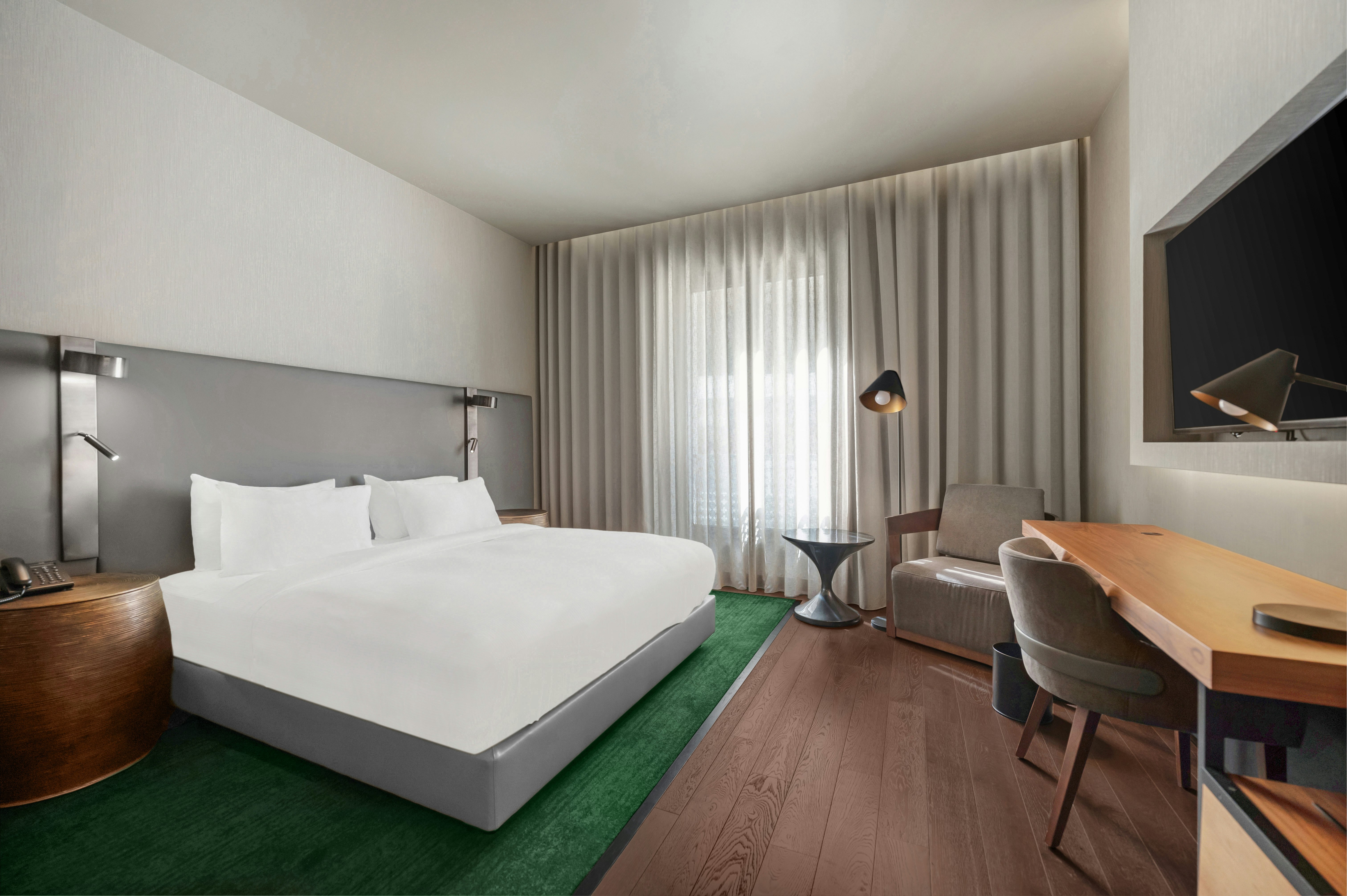 EXECUTIVE, KING BED