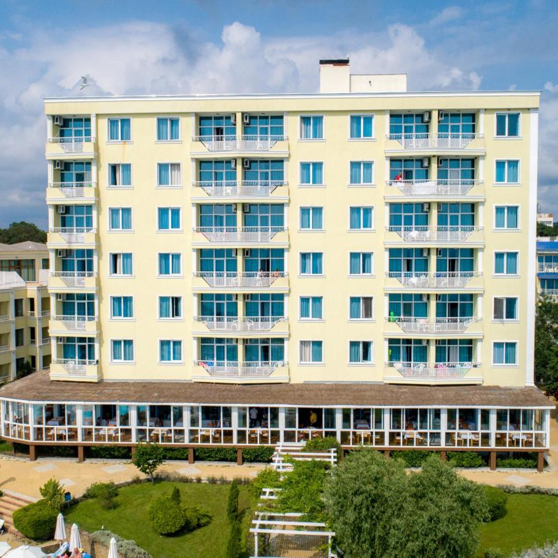 Perla Beach Hotel III 6/50