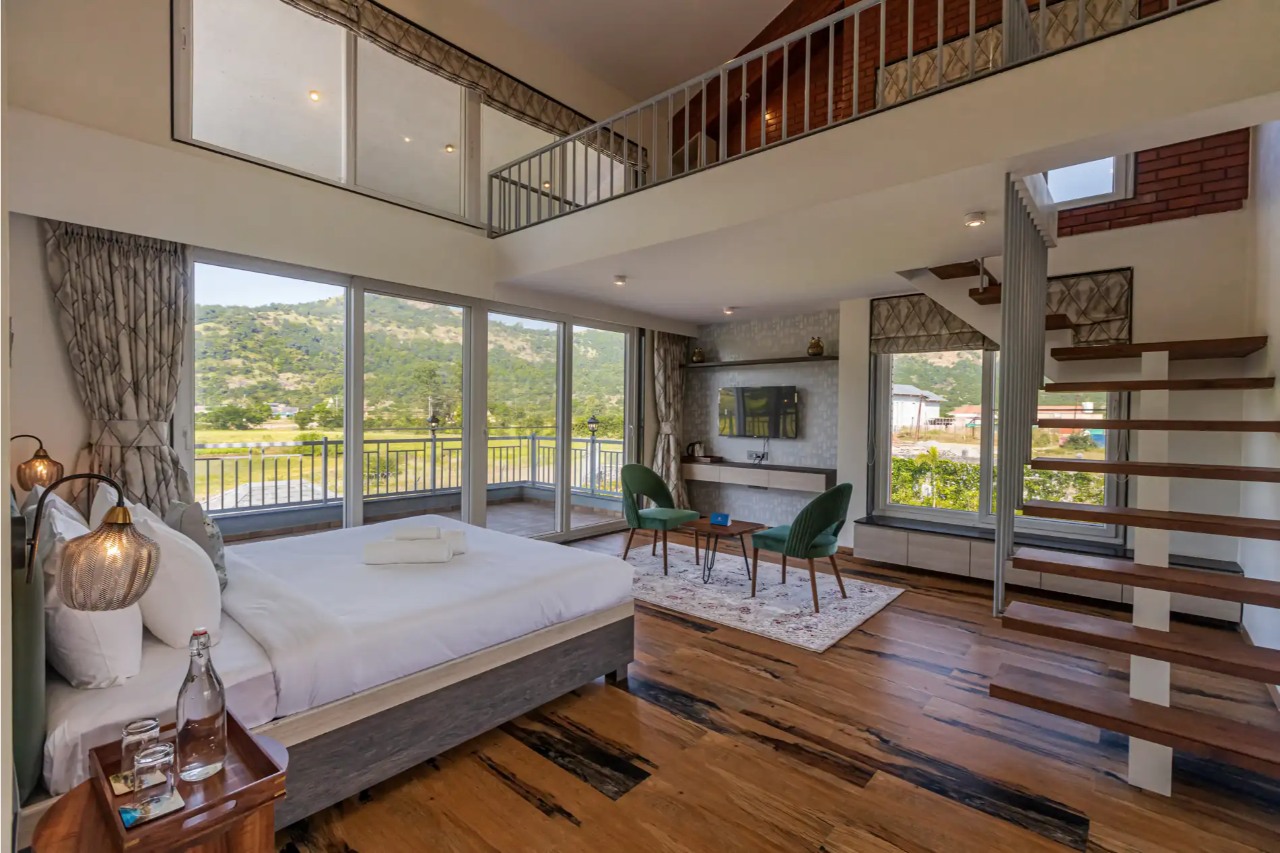 ELIVAAS Nimishka Villa 5 BHK Haven With Pvt Pool, Lavish Garden & Scenic Views 10/24