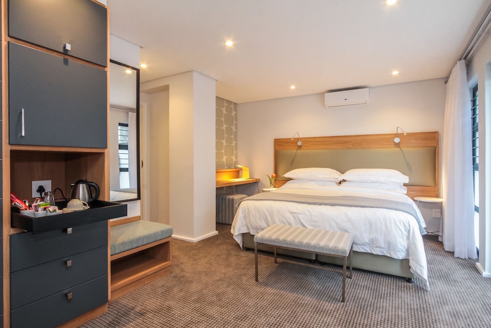 LUXURY, DOUBLE OR TWIN BED, PARTIAL OCEAN VIEW, PATIO