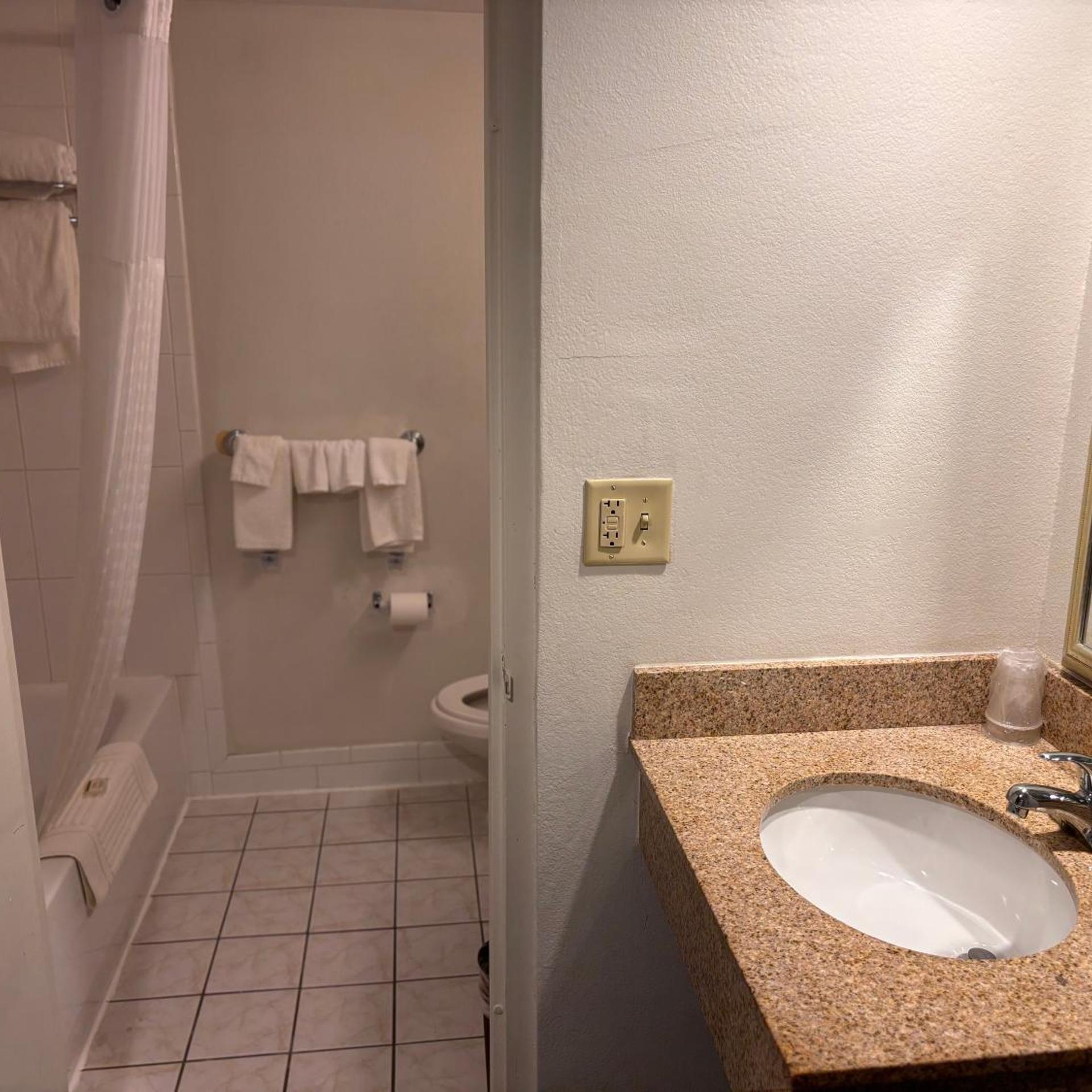 Hamden Hotel and Suites HAMDEN - NEW HAVEN 20/20